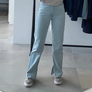Jeans med slits  - Säljer dessa coola jeans med slits då de blivit försmå och inte kommer till användning! Jättefint skick! Pris går att diskutera 