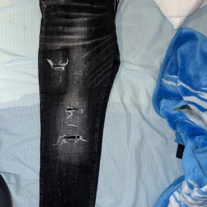 Dsquared2 jeans - Säljer min dsquared jeans som fick i present den är stor på mig så kan inte heller byta för dom e köpt i Amsterdam  drf kan inte byta storlek dom köpte för 790euro 