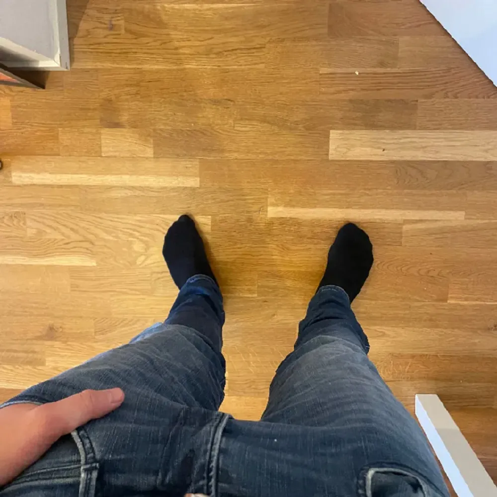 Säljer nu mina riktigt snygga replay hyperflex jeans. De har en liten skråma på högra knät men det är inget hål eller andra skador. Storleken är 34/34. Bara att skriva vid frågor😁. Jeans & Byxor.