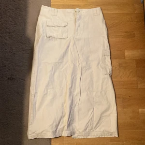 Cargo kjol  - Beige lång cargokjol som i princip är oanvänd. 