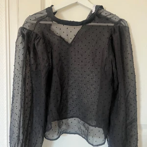 Nakd blus  - Blus från nakd i meshtyg. Jättefint mönster och lite större ärmar!