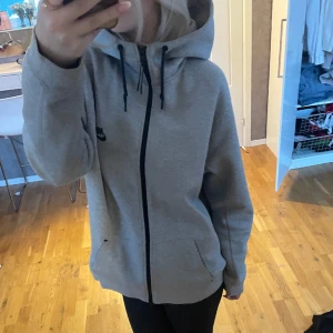 Nike tech hoodie - Nike tech zip hoodie, storlek: xl, men jag har vanligtvis s/m. För fler frågor så är det bara att skriva🩷 OBS! Köparen står alltid för frakten🩷