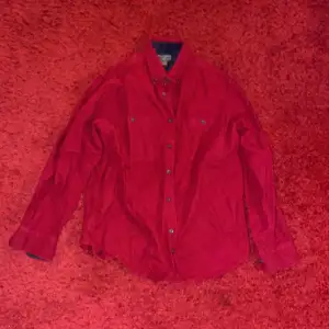 Röd vintage skjorta, i storlek s/m Möts helst upp!