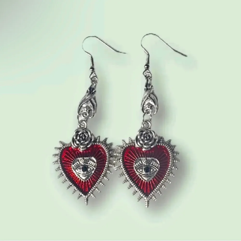 Säljer dessa gotiska örhängena med hjärtan och ögon 🌟 pris 59kr, frakt 18kr privat via swisha eller plicks fraktalternativ! 🫶 samfraktar gärna!. Accessoarer.