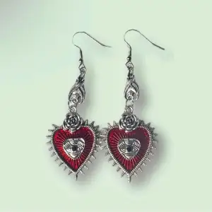 Säljer dessa gotiska örhängena med hjärtan och ögon 🌟 pris 59kr, frakt 18kr privat via swisha eller plicks fraktalternativ! 🫶 samfraktar gärna!