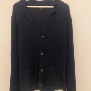 Sand kofta  - En blå kofta från sand i storlek s. Nypris 2600