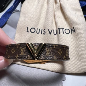 Louis Vuitton Armband - Köpt i Milano, kvitto och orginalförpackning finns. Tänkte kolla intresset på de, kan skicka innan 30 Januari.   Knappt använt och ca 3 år gammalt. Pris kan diskuteras i pm💙