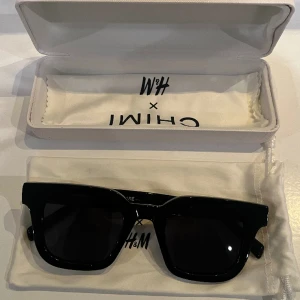 chimi - Nya Chimi x HM kollektion. Nypris 400. Duk samt box medföljer. 