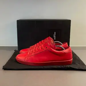 Hej! Säljer nu dessa sjukt snygga röda Saint Laurent skorna, Toppen skick, så gott som nya. Storlek 42 men passar 0,5-1 storlek större. Tillkommer, skopsåe & extra snröen. Kan frakta eller mötas upp i Kungälv. 