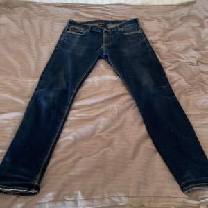 Tjena säljer mina Armani jeans för att dom har blivit för små dom är i bra skick lite små difekter som knappt syns vid fickorna. Hör av dig vid funderingar // William 