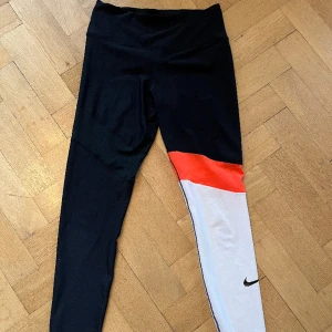 Träningstights Nike  - Mesh textil på höger lår