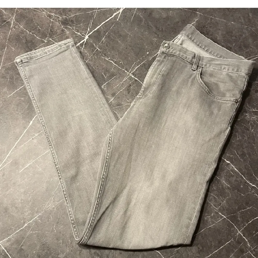 Säljer dom här straight fit gråa jeans som är skit snygga, storleken är 32 som motsvarar ca M, använder dom inte därför priset dom är från Weekday. Jeans & Byxor.