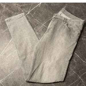 Säljer dom här straight fit gråa jeans som är skit snygga, storleken är 32 som motsvarar ca M, använder dom inte därför priset dom är från Weekday
