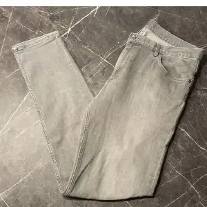 Säljer dom här straight fit gråa jeans som är skit snygga, storleken är 32 som motsvarar ca M, använder dom inte därför priset dom är från Weekday