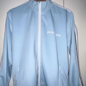 Babyblå palm angels tröja   - Säljer min Palm Angels tröja då den bara hänger i garderoben, den är i fint skick och lite unik då den sticker ut.    Priset sänkt från 750 ingen prutning 