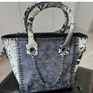 stella mccartney väska - jättebra skick, knappt använd, köpte på plick och har inget äkthetsbevis därav priset😊