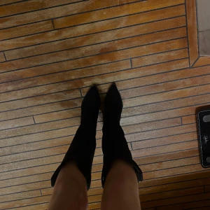 Höga boots - Svarta cowboy boots i storlek 36, säljer för jag råka köpa 2, kvar i förpackningen och aldrig använt, köptes för 720kr