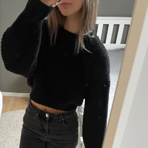 Fluffig tröja - Stickad tröja i ”fluffigt” garn från NA-KD. Så mjuk o skön. I nyskick!