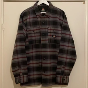 Dickies jacka - Lätt fodrad jacka, avslappnad passform, oanvänd.