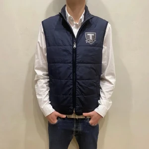 Väst Berkeley  - Hej! Säljer nu min jacka från märket Berkeley storlek M i fint skick. Modellen på bilden är 180cm lång och väger 80kg. Tveka inte på att höra av dig om du har några frågor eller funderingar kring varan!