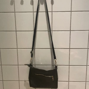Väska - Snygg väska i nyskick nästintill aldrig vänd.