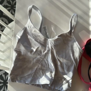 Lululemon Align Tank - Jag säljer min Align Tank från lulu då den tyvärr är för liten för mig. Den är i nyskick 💞💞