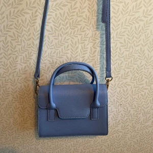 Axelremsväska  - Axelremsväska ifrån Even&Odd. Använd 1 gång bara. Säljs då jag ej avnänder den