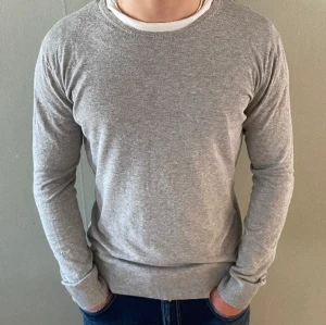 Tröja - Tröja. Skick 7/10. Trasigt stygn vid axeln.