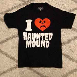 Äkta tröja från hauntedmound.com, köpt hösten 2022, medium storlek, väldigt bra skick, knappt använd. Säljer för att jag inte använder den.