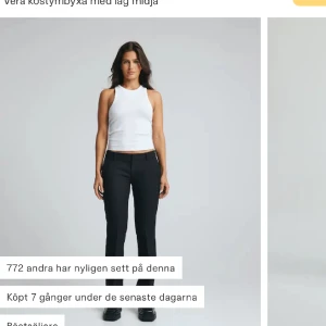 Lågmidjade kostymbyxor  - Lågmidjade kostymbyxor från bikbok, jag är 170 ungefär och de sitter perfekt i längde. De är slutsålda på hemsidan där original pris är 499. Köpte mina på Plick för 400. Skriv för mer information och bilder🤗