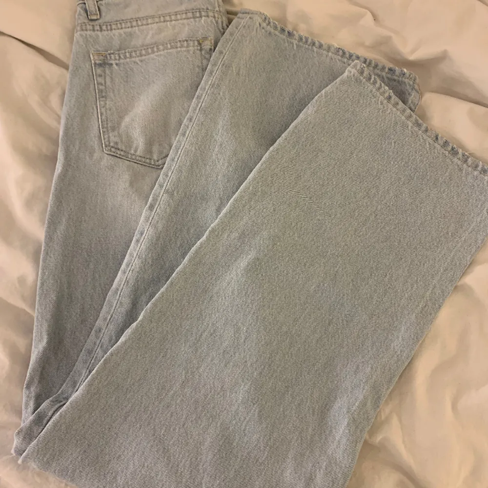 Ljus blåa jeans, highwaist! Helt oanvända och är väldigt vida i modellen ☺️. Jeans & Byxor.