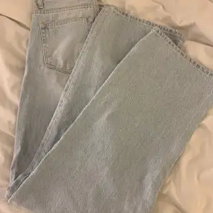 Ljus blåa jeans, highwaist! Helt oanvända och är väldigt vida i modellen ☺️