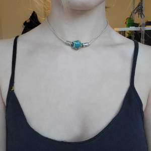 Halsband med blå keramik stjärna, läderrem✨️