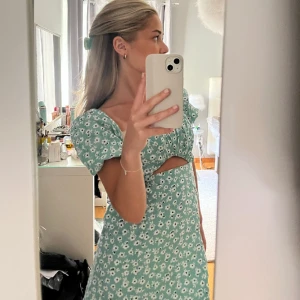 Sommarklänning - Så fin klänning som är helt ny! 