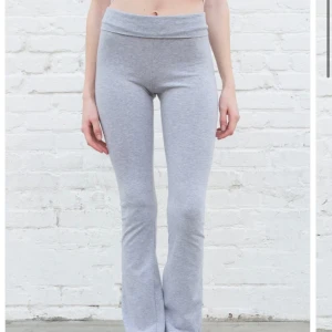 Brandy Melville pants "Pricilla" - As snygga populära yoga pants från Brandy Melville💕Passar att ha både hemma och ute. Aldrig använda då jag råkade klicka hem 2st (kan skicka bild på båda)☺️ Strl xs- M. Går ner till fötterna för mig på 170cm. Köparen betalar frakten❤️finns fler bilder!