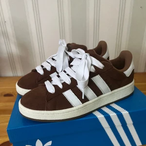 Adidas Campus 00 - Tjena! Säljer mina adidas campus 00 då de inte kommer till användning längre. De är storlek 42 2/3 men borde passa 43. Kommer med tre olika skosnören, är använda ca 3-4 gånger och nästan i nyskick. 