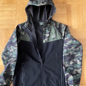 Superdry-jacka - Vindskyddsjacka från Superdry. Bara använd 2 gånger. Topp-skick. Säljer då jag redan vuxit ut den.  Nypris cirka 2000. 