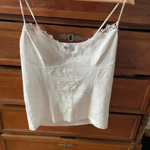 Gulligt linne  - Gulligt linne med spets💕