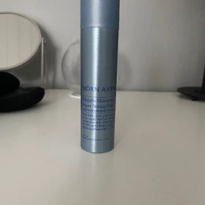 Hårspray Björn Axén  - Megafix hairspray super strong hold 80 ml från Björn Axén💕 Perfekt när man ska göra papiljotter t.ex!! Använd endast 1 gång, nypris ca 80 kr