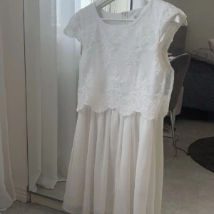 Vit klänning - Vit klänning till avslutning/student eller konfrontation. Storlek 36 från Nelly.