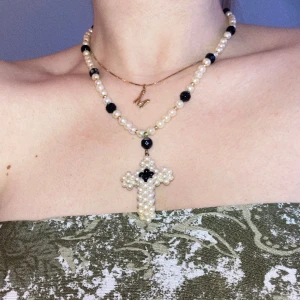 Pärlhalsband med kors - Så snyggt pärlhalsband med ett kors! Justerbart och passar till allt💋Pris kan diskuteras!