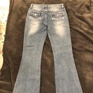 Midwaist jeans, använt 3 gånger så är i  bra skick. Stretchiga så man får bra ass lol.  Säljer för de för korta (är 176) Köpte för 500