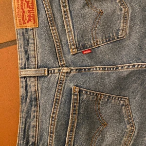 Levis lågmidjade bootcut jeans - Levis lågmidjade bootcut jeans Fina men lite för stora i midjan för mig. Bra i längden jag är 170cm. Köpta i september, använda fåtal gånger. Köpta för 919kr på deras hemsida❤️