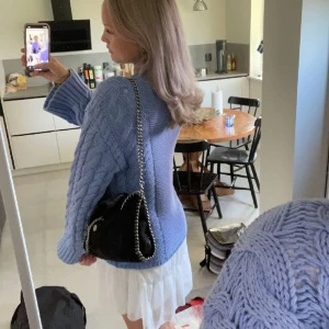 Stickad tröja💙🦋 - Superfin stickad tröja från ginatricot.  (Chunky cable knit sweater) endast använd 2 gånger under sommaren.  Köptes för 499! 💙💙 Har storlek s men är lite oversized 