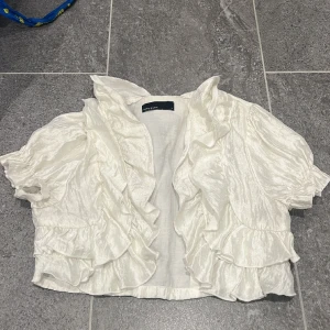 Vit kofta - En söt vit kofta från Vero Moda strl M. Jag i vanliga fall har Xs och denna passar mig perfekt då den är kort i längden och armarna! Men säljer för den inte används 🤍