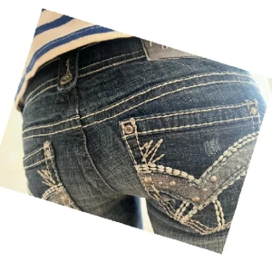 Lågmidjade jeans - Använda men i mycket bra skick. Storlek 3/4 (26/27/28?). Midjemått 78 cm, grenhöjd 17 cm, innerbenslängd 83 cm. Jag är 173 cm för referens. Priset går inte att diskutera. Använd gärna KÖP NU om du vill köpa.