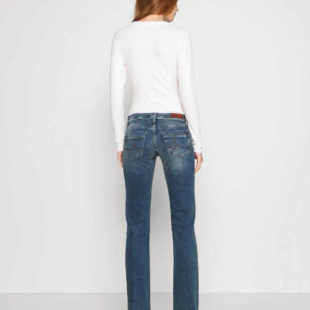 säljer dessa ltb jeans, ingen skada. säljer för att det är för korta. är skit snygga och populära just nu  ordinarie pris 829/ därav priset . Jeans & Byxor.