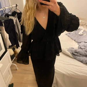Svart blus - Super snygg blus! Säljer pgv att jag köpte i fel storlek! Inga defekter och i jättebra skick. Är i storlek 38/M men kan fungera jättefint på någon som bär S (tex jag)