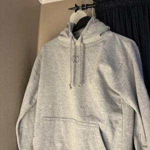 cool elephant hoodie🤍 - jättefin hoddie från cool elephant, endast testad och nyskick säljs då den inte passade hör av er vid frågor etc.🤍