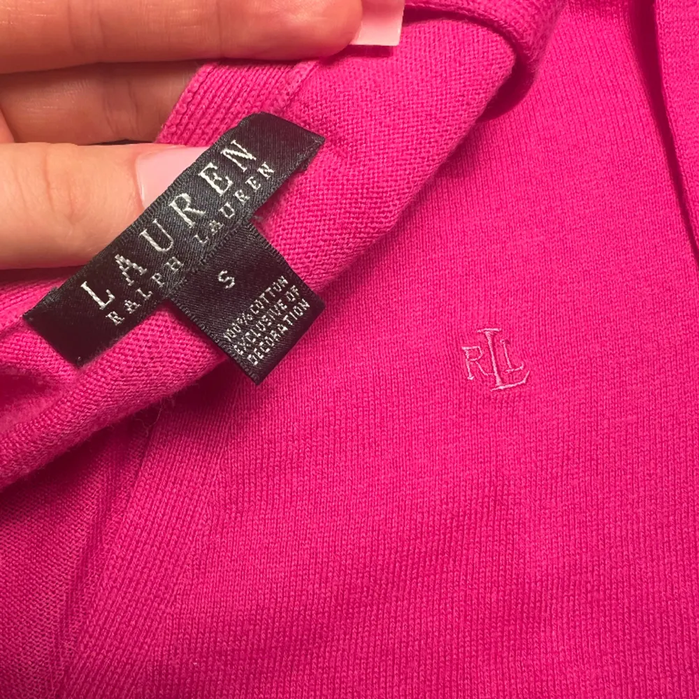 Säljer min super söta rosa Ralph Lauren kofta som tyvärr inte kommer till användning längre. Fickorna är fake och igensydda. Storlek S/M. Skick 8/10. Hör av er om ni har några funderingar!!<3 säljer en exakt likadan fast i marinblå oxå!. Tröjor & Koftor.